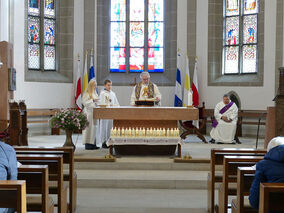 Allerseelen mit Segnung der Gräber auf dem Friedhof in Naumburg (© Karl-Franz Thiede)